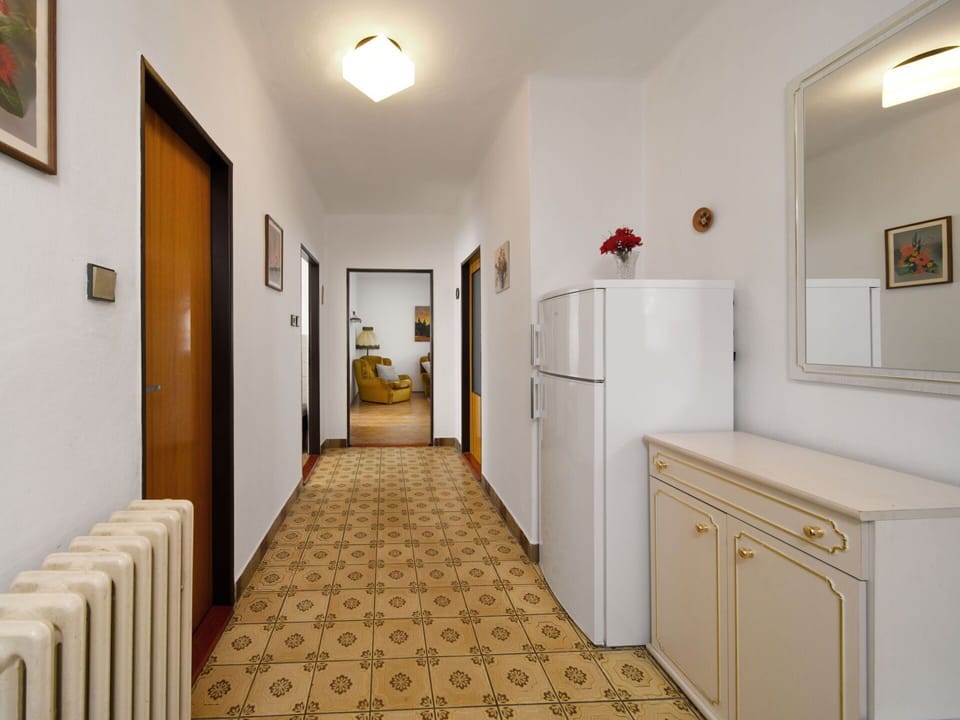 Property, Picture Frame, Cabinetry, Building, Interior Design, Door, Floor, Flooring, House, Hall