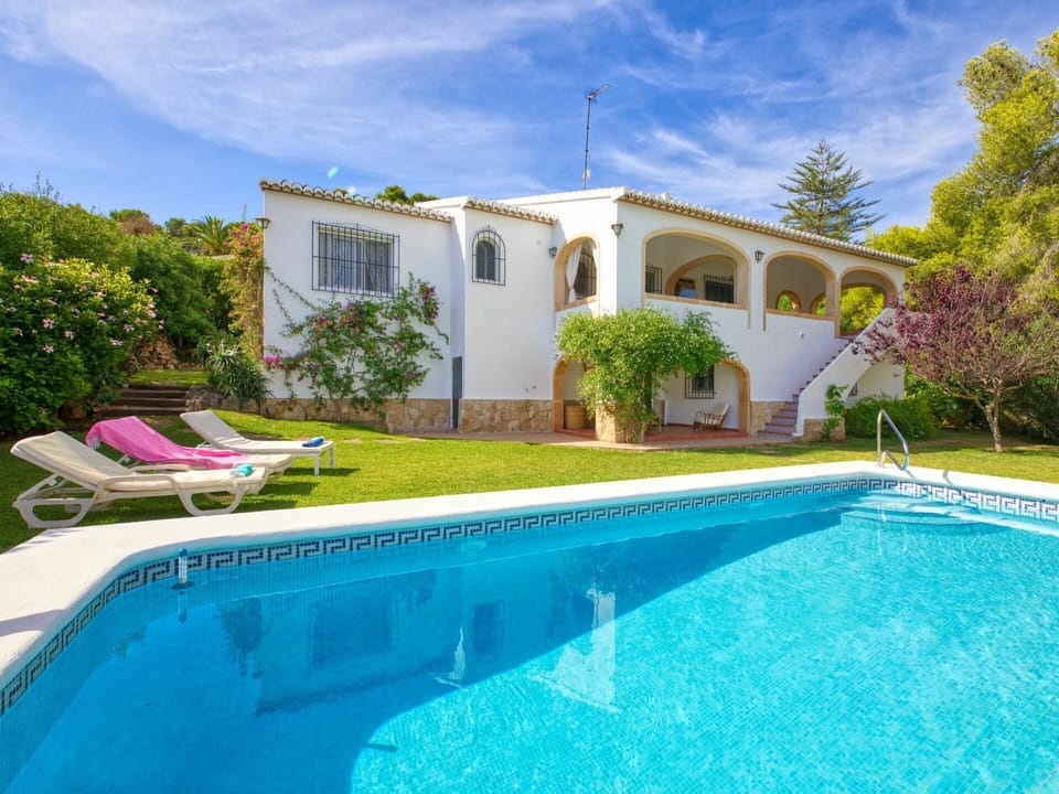 Property, House, Real Estate, Building, Swimming Pool, Home, Villa, Residential Area, Estate, Vacation