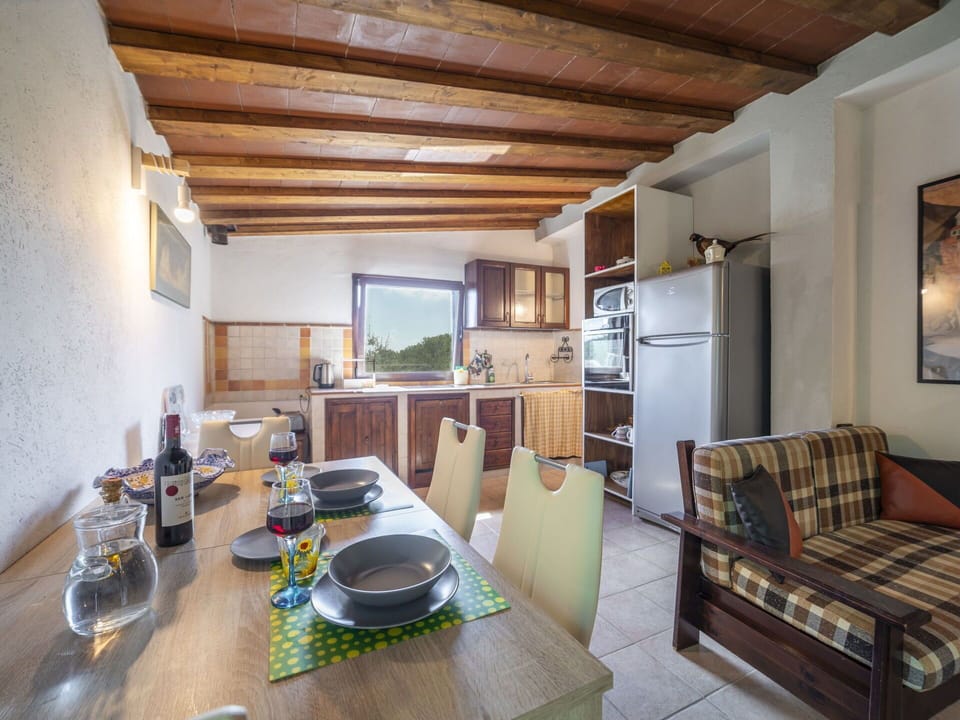 Table, Furniture, Property, Couch, Picture Frame, Wood, Interior Design, Building, Lighting, Floor
