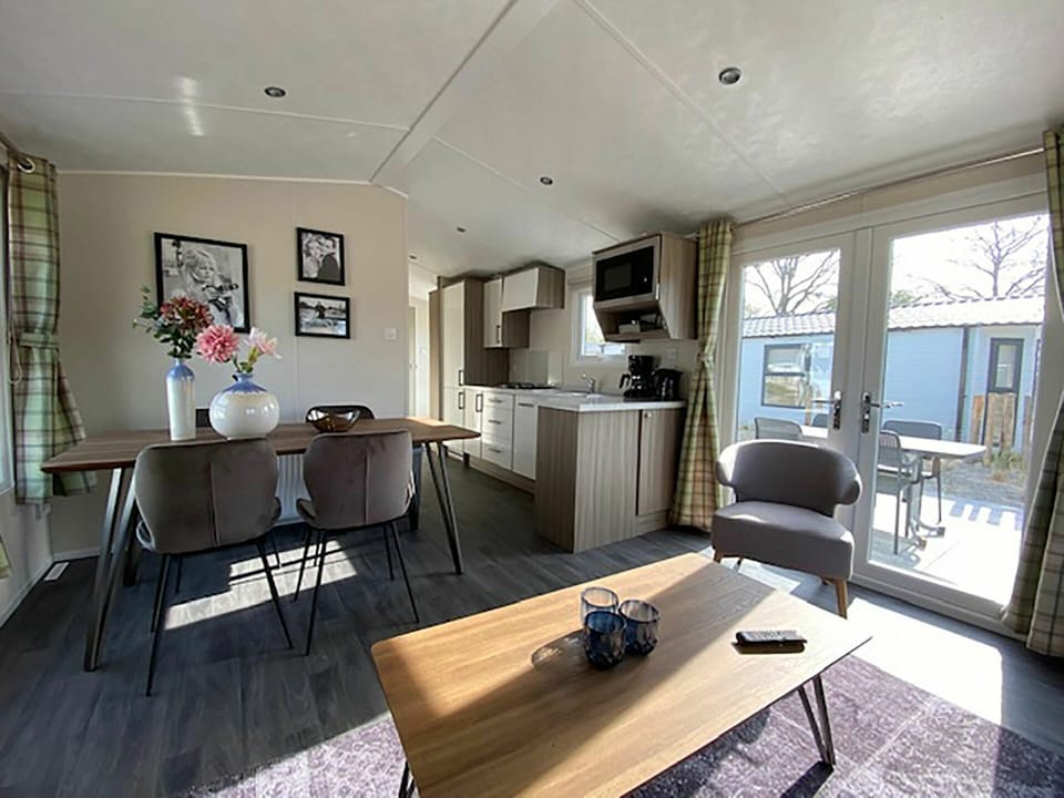 Property, Room, Interior Design, Living Room, Furniture, Building, House, Ceiling, Floor, Home