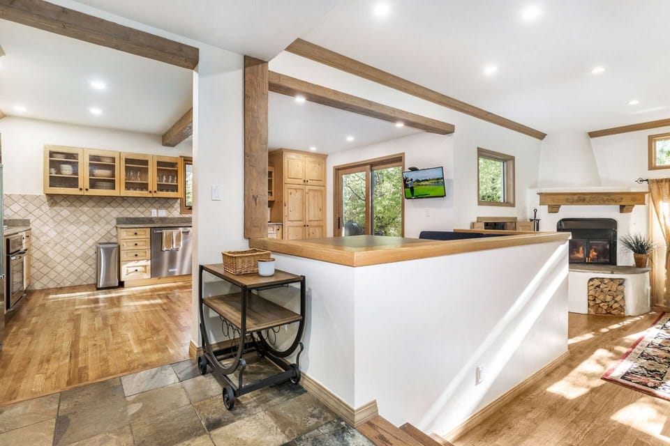 An open floor plan makes it easy to entertain!