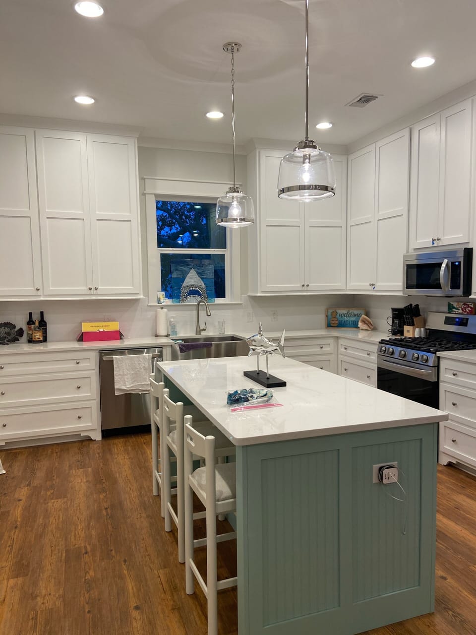 Spacious kitchen, gas coking, entertaining servingware, eat in bar