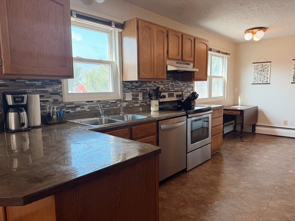 Full kitchen with dishwasher/concrete countertop