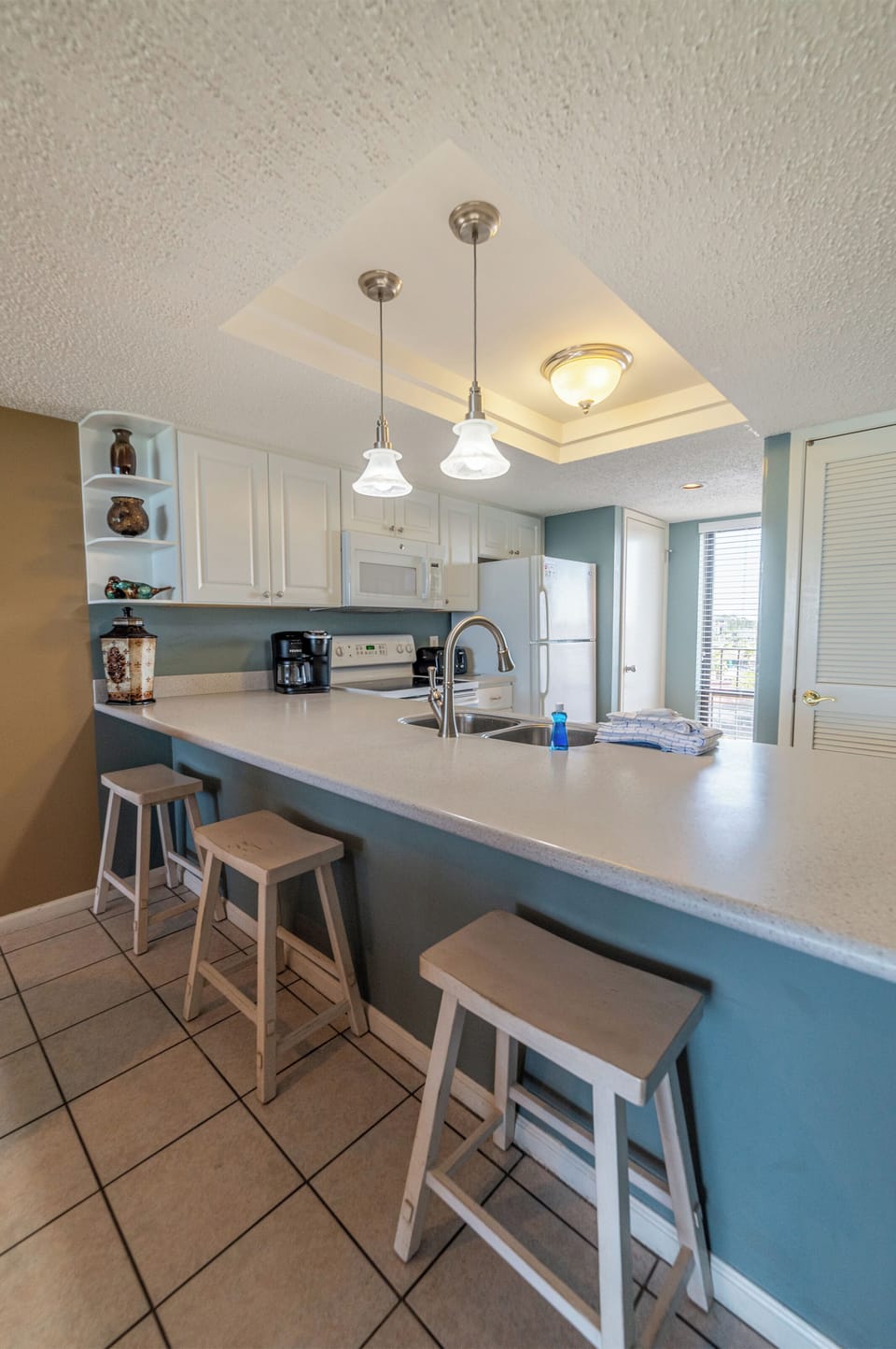 Enjoy the bar for quick snacks or for helping with preparing food.