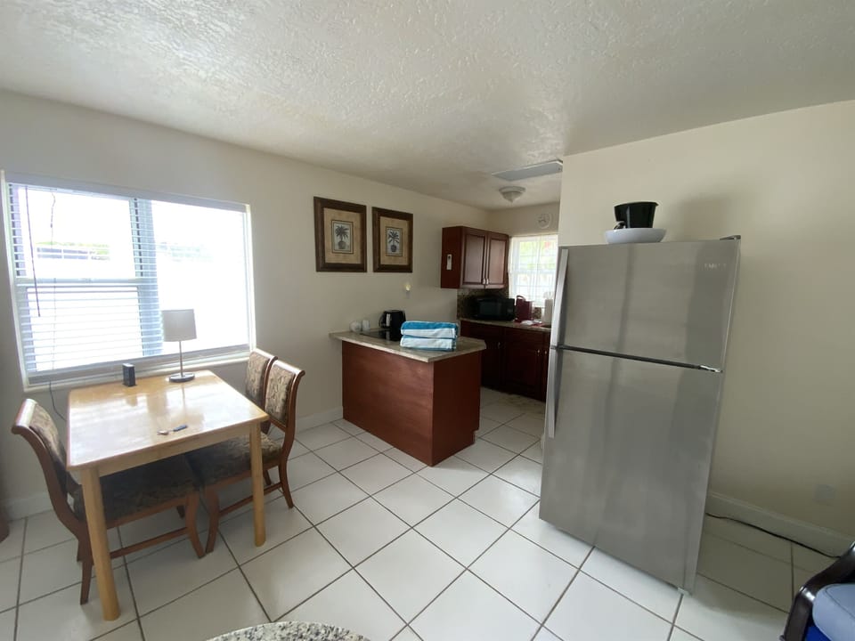 Fully Equipped Kitchen, Table with Chairs