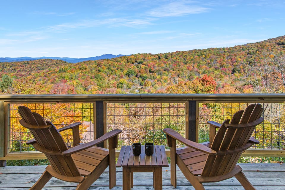 Upper deck to relax on and enjoy panoramic mountain views