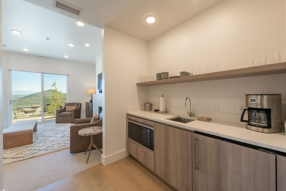 Den or 5th bedroom, wetbar