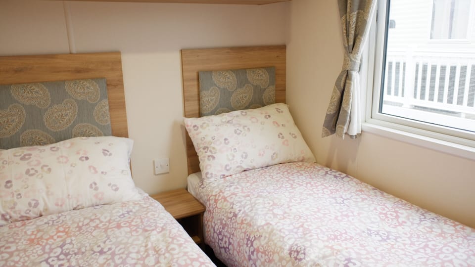 Cosy room with 2 single beds. Single wardrobe