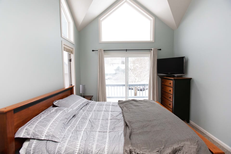 Main bedroom with a queen bed, smart tv, patio with lights and a view!