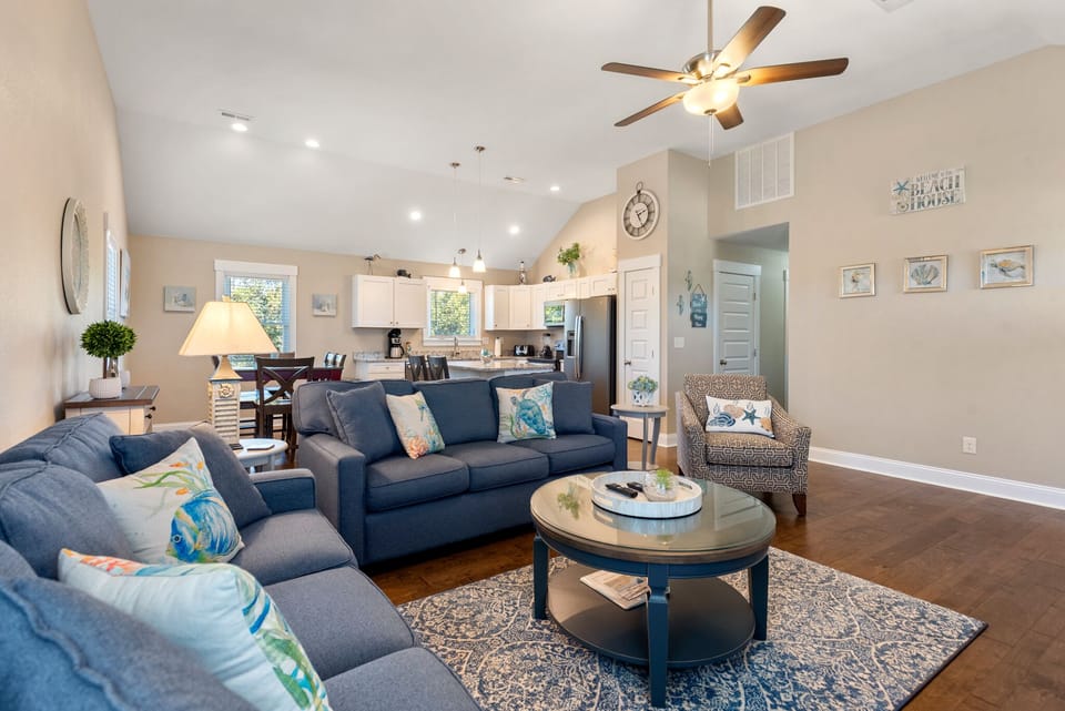 KDN9511: Z's Escape l Top Level Living Area