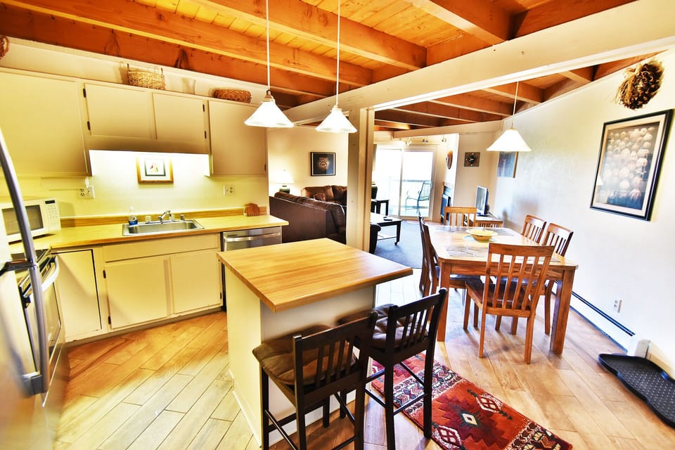 Fully Equipped Kitchen and Dining Table - Fully Equipped Kitchen and Dining Table