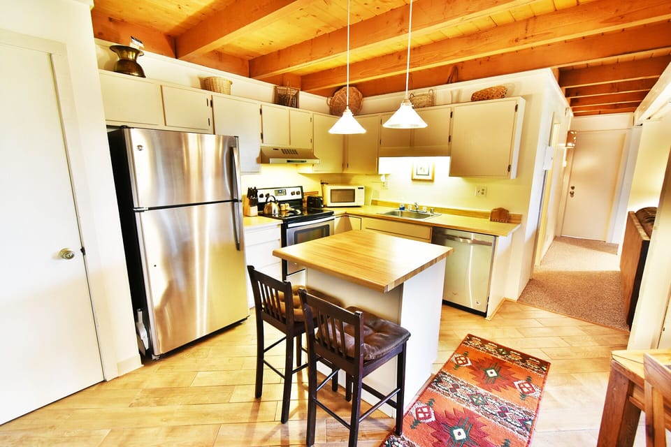 Fully Equipped Kitchen with Stainless Appliances, Bar Seats 2 - Fully Equipped Kitchen with Stainless Appliances, Bar Seats 2