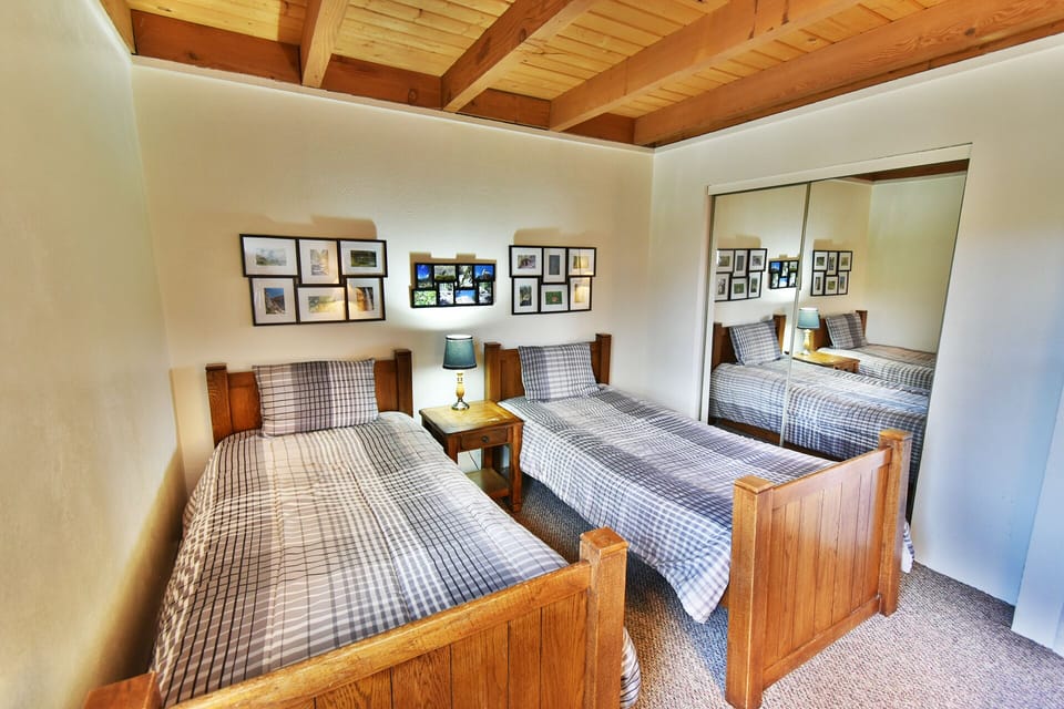 Guest Bedroom with Twins - Guest Bedroom with Twins