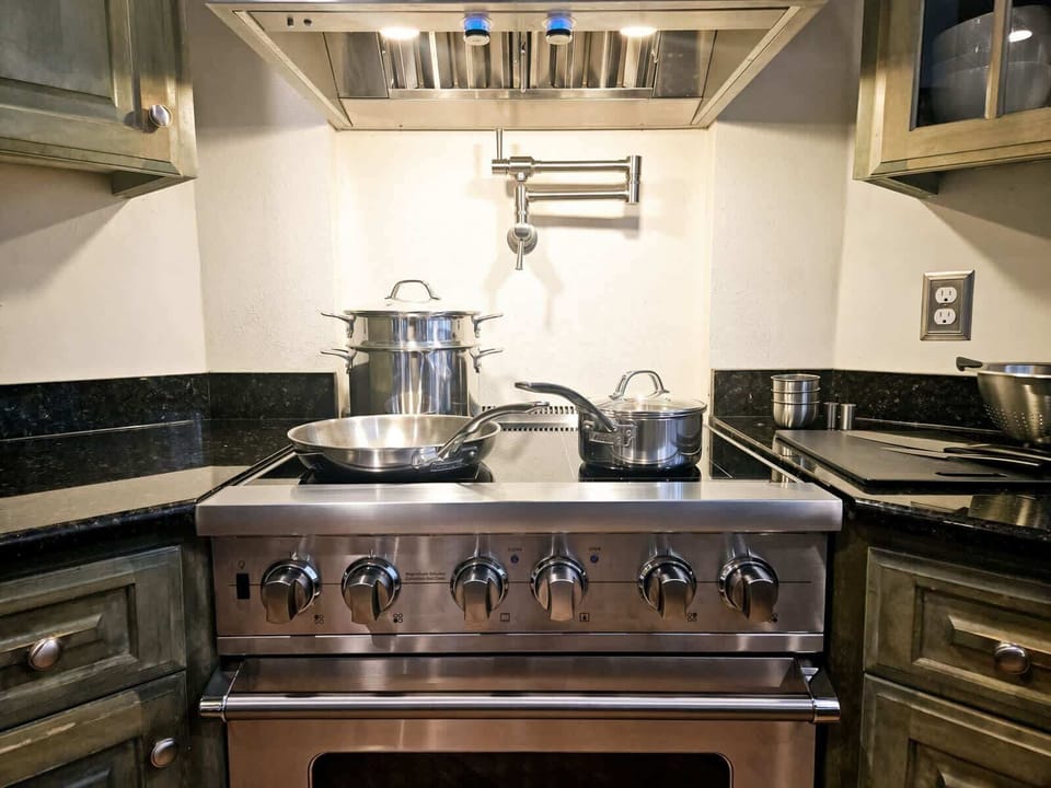 True induction Viking cooktop with tons of high-end cookware.