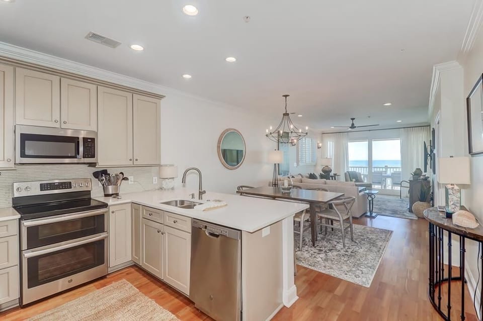 Kitchen & Open Floorplan