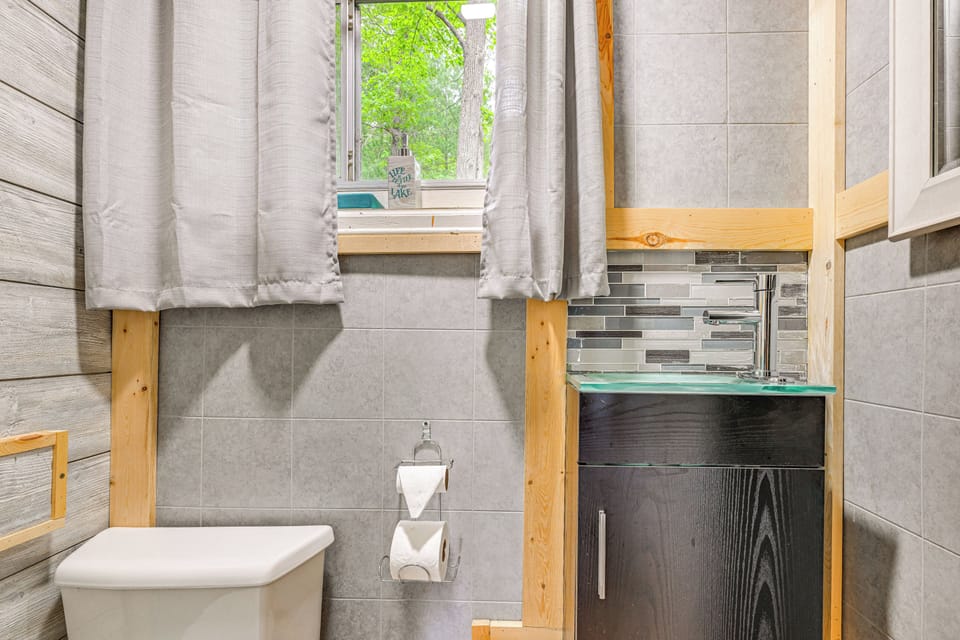 Full Bathroom | Towels & Linens Provided | Shower