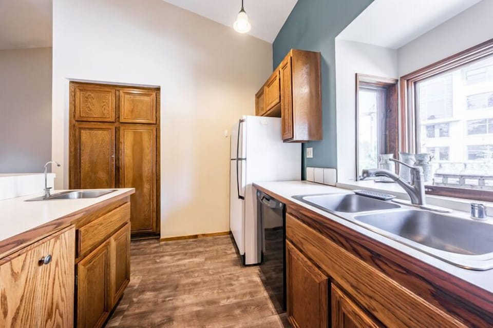 Fully Equipped Kitchen - Kitchen Bar with 3 Stools