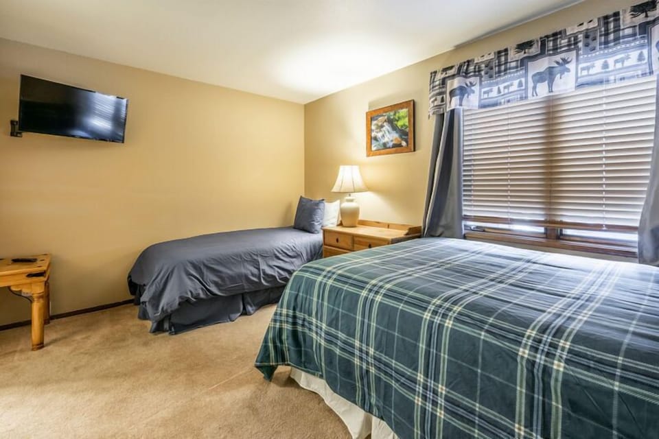 Bedroom #2 - Queen Bed and Twin Bed / En-Suite Full Bathroom, Smart Flat Screen TV