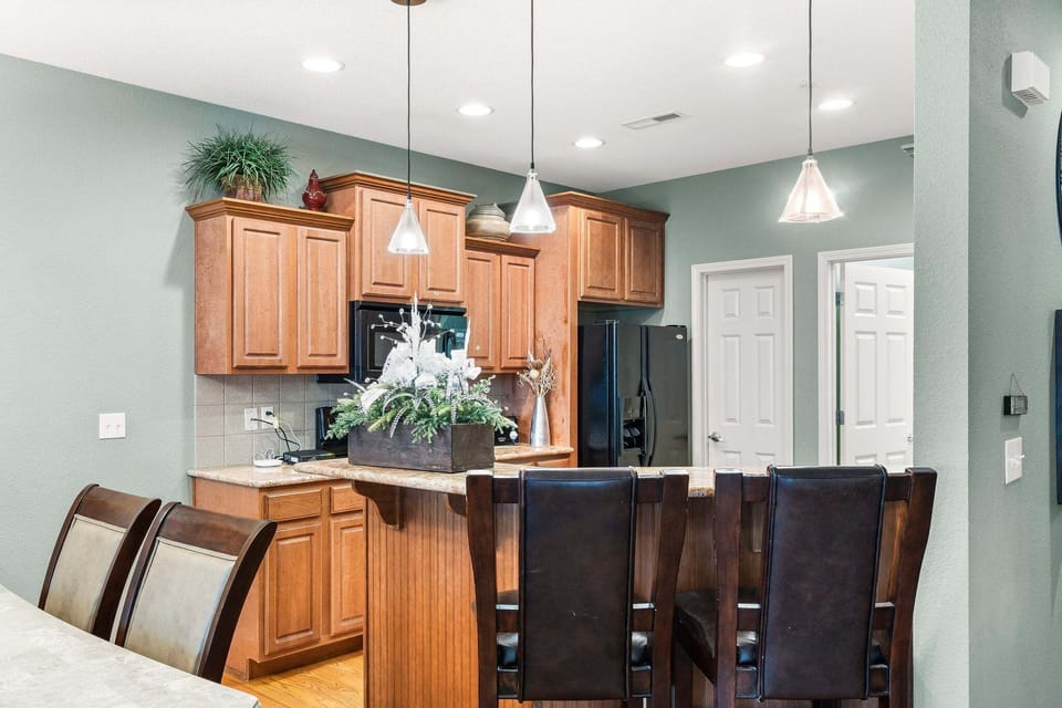 Full Kitchen, Bar Seating