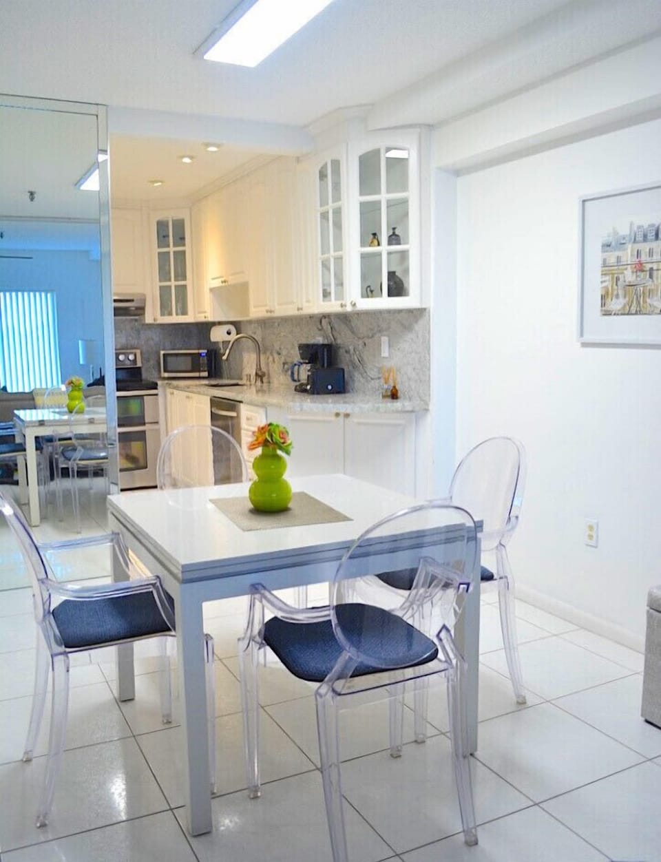 Expandable dinner table