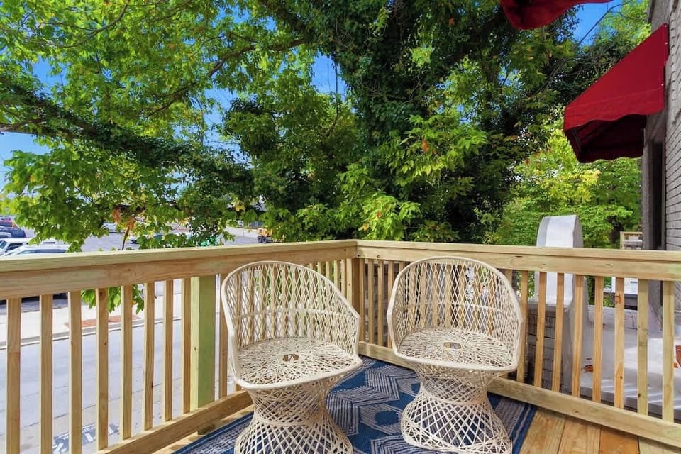 The apartment's balcony is the perfect place to start or end your day while enjoying a birds eye's view of the hustle and bustle of Downtown Fayetteville.