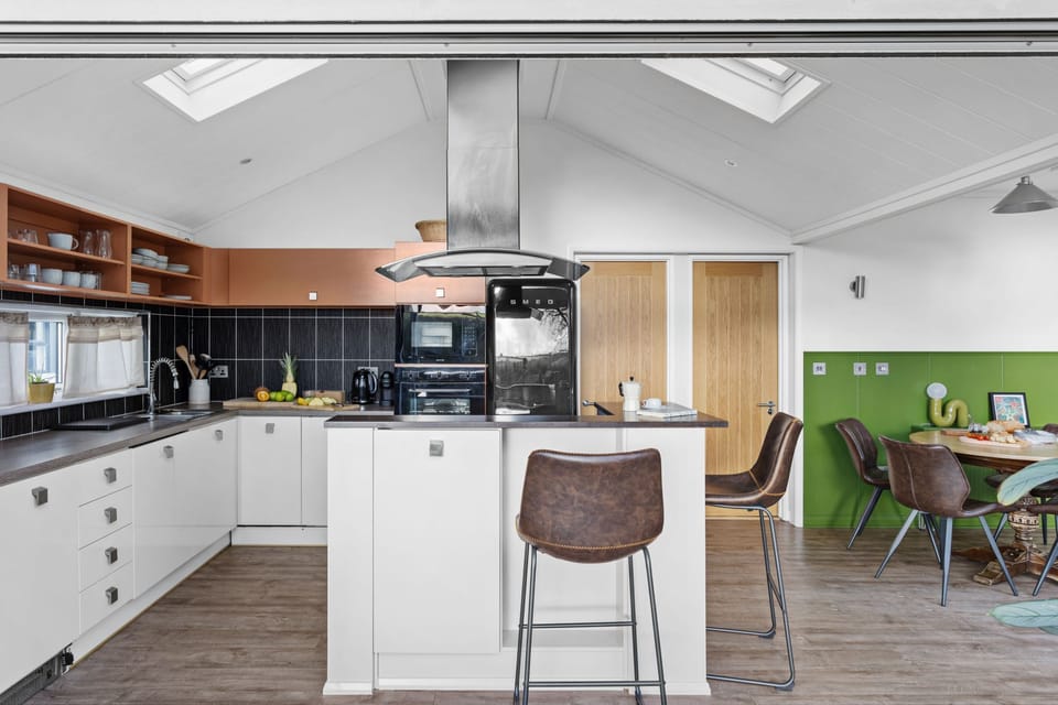 Beautiful kitchen with breakfast bar  - Parracombe