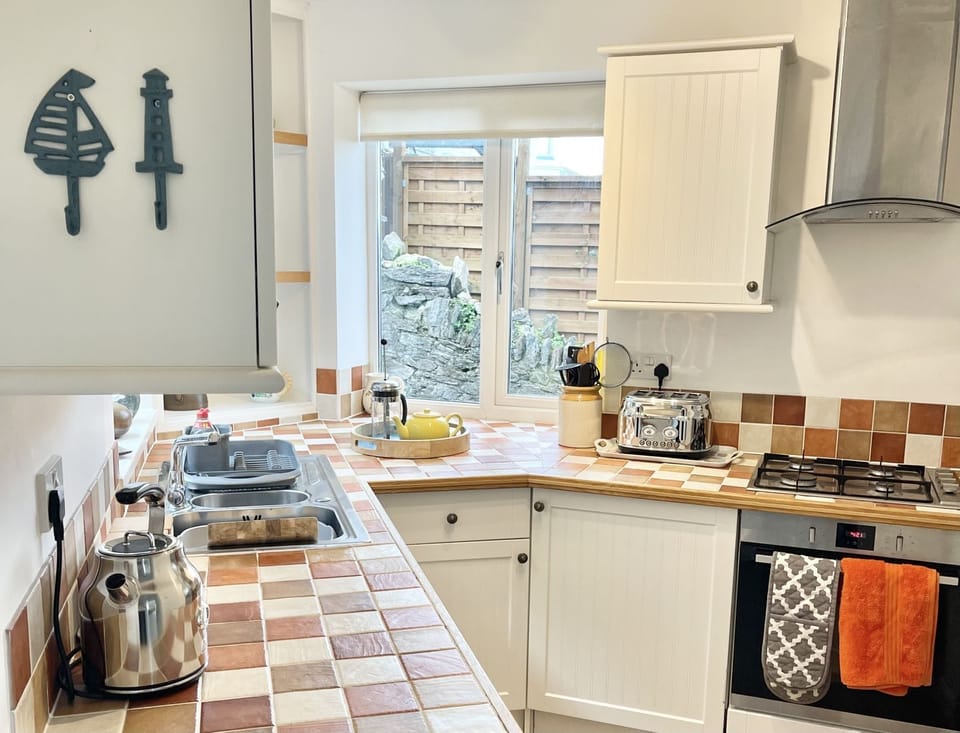 Cooking facilities with gas oven and hob - Cliff Cottage