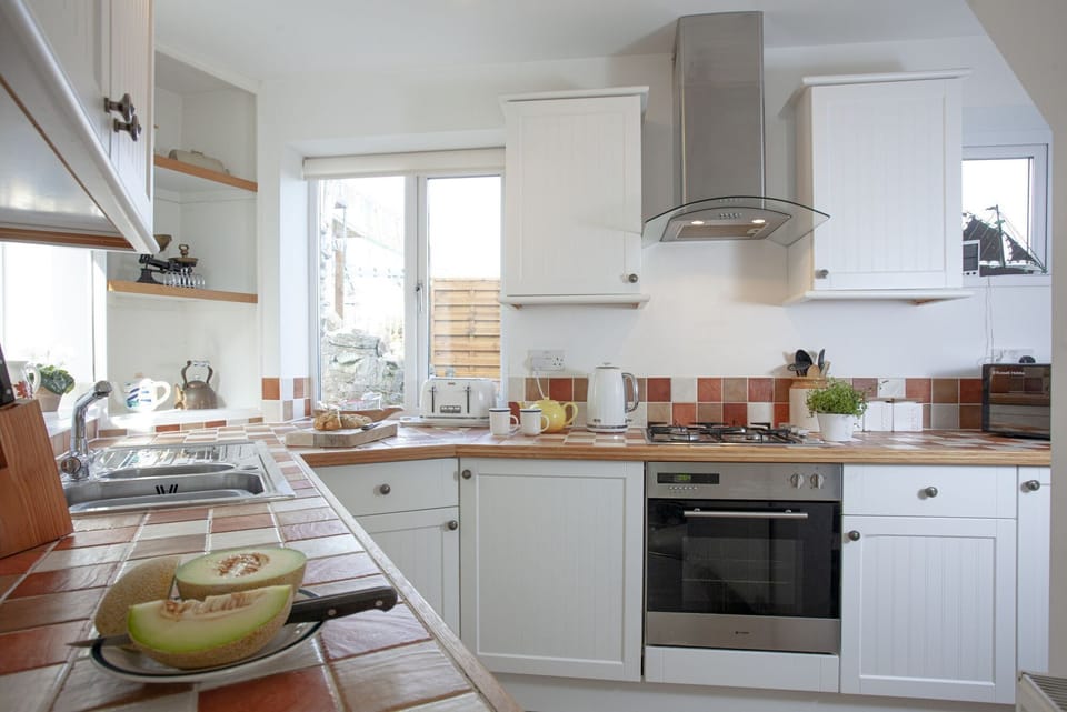 Large kitchen with oven, hob, fridge/freezer, Washer/fryer, microwave - Cliff Cottage