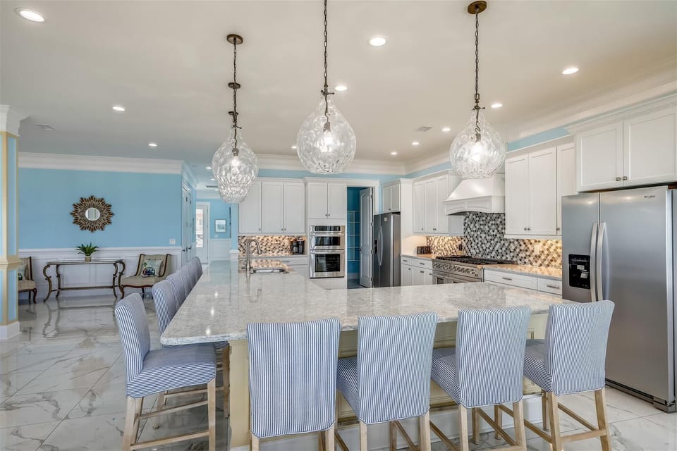 Have a big breakfast at the kitchen bar before heading out to the beach!
