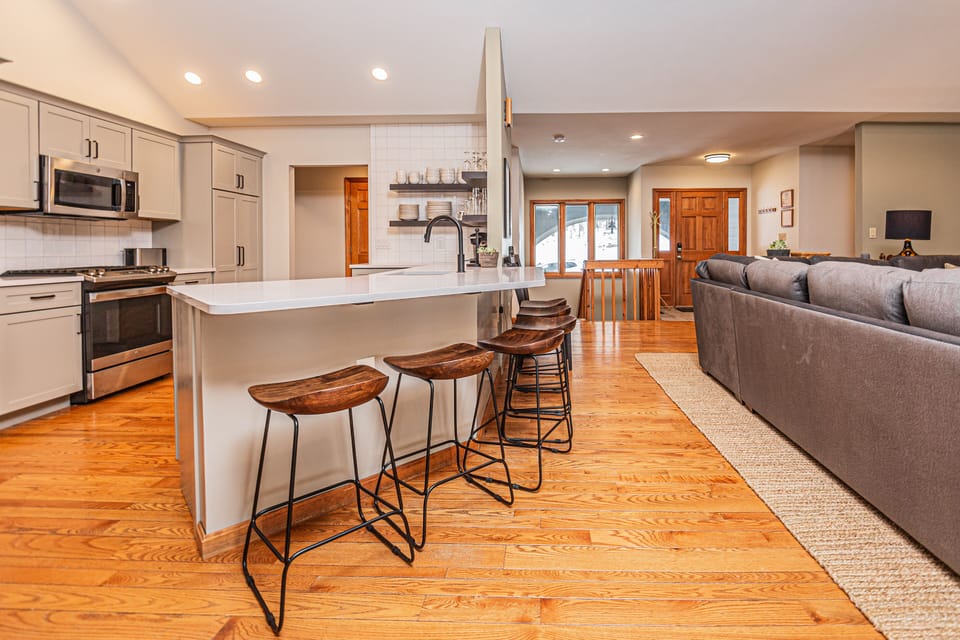 Fully Equipped Kitchen w. Breakfast Bar