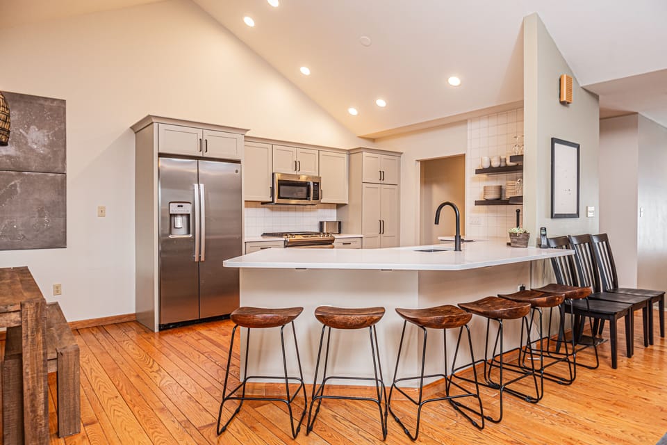 Fully Equipped Kitchen w. Breakfast Bar Seating for Six