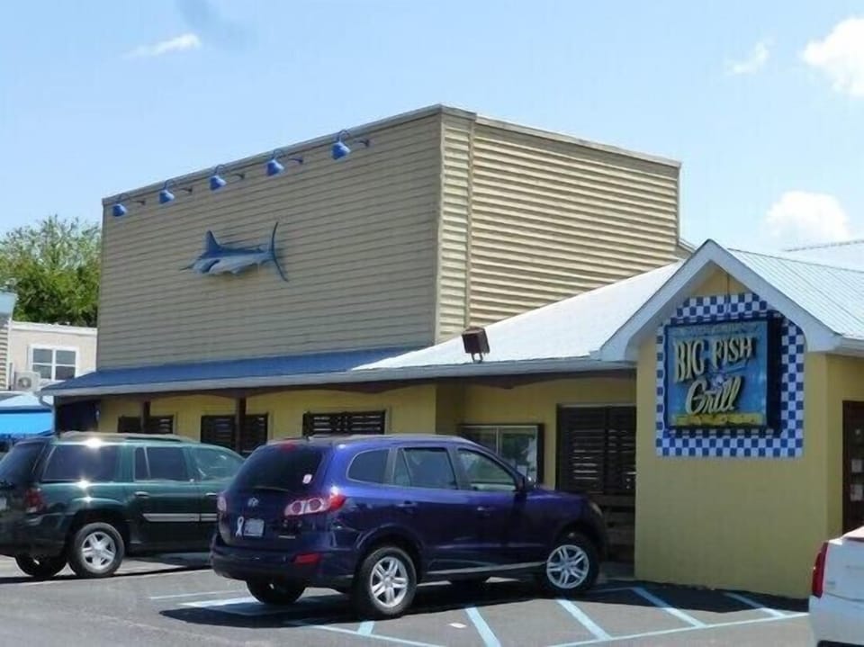 Walking distance to the Big Fish Grill, a staple of Rehoboth Beach!