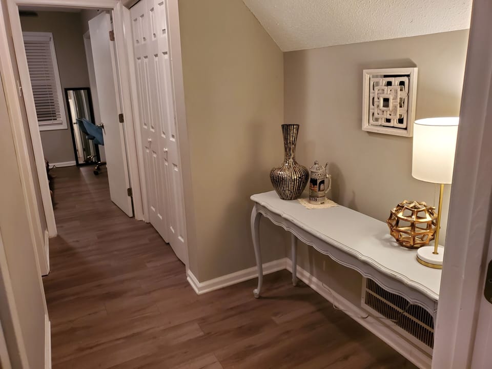 hallway between both bedrooms, full bathroom in between 
