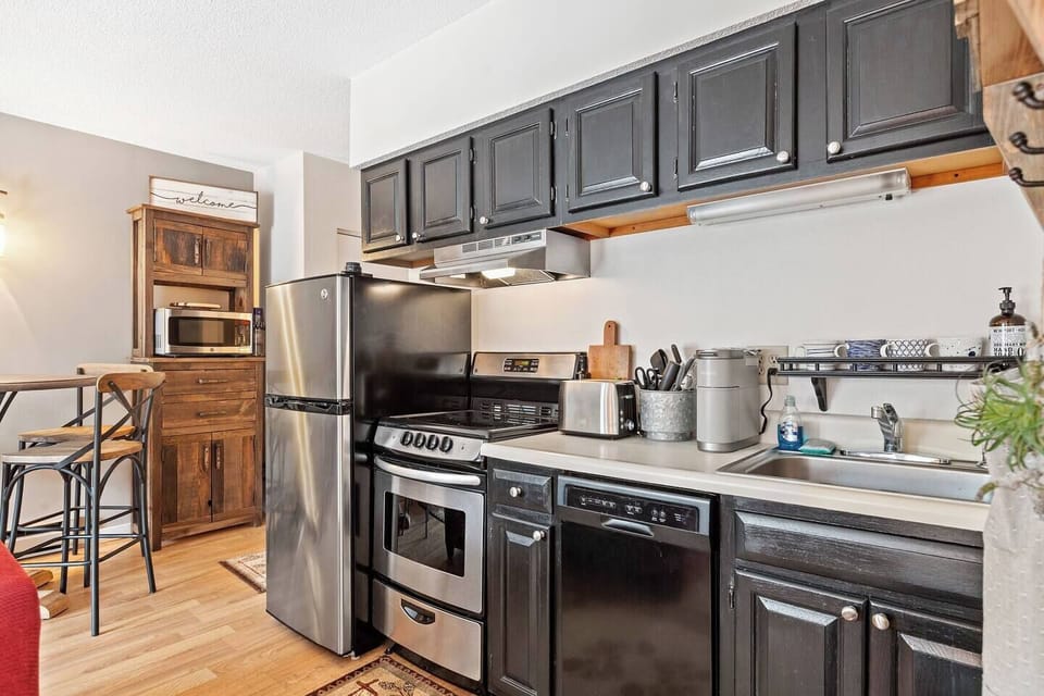 Well equipt kitchen.