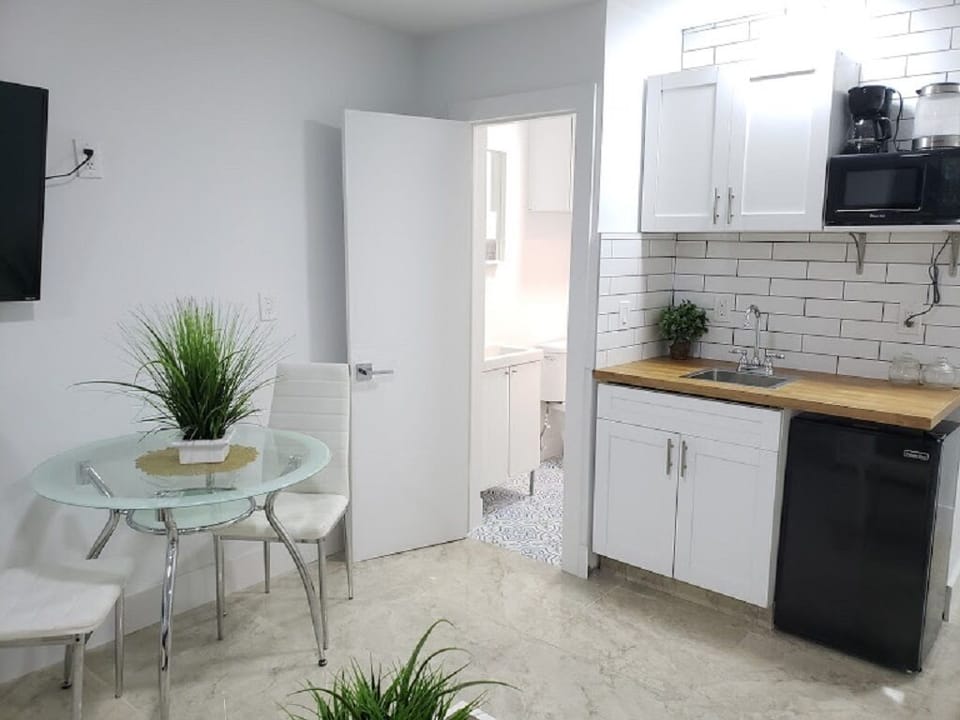 Fully equipped kitchenette