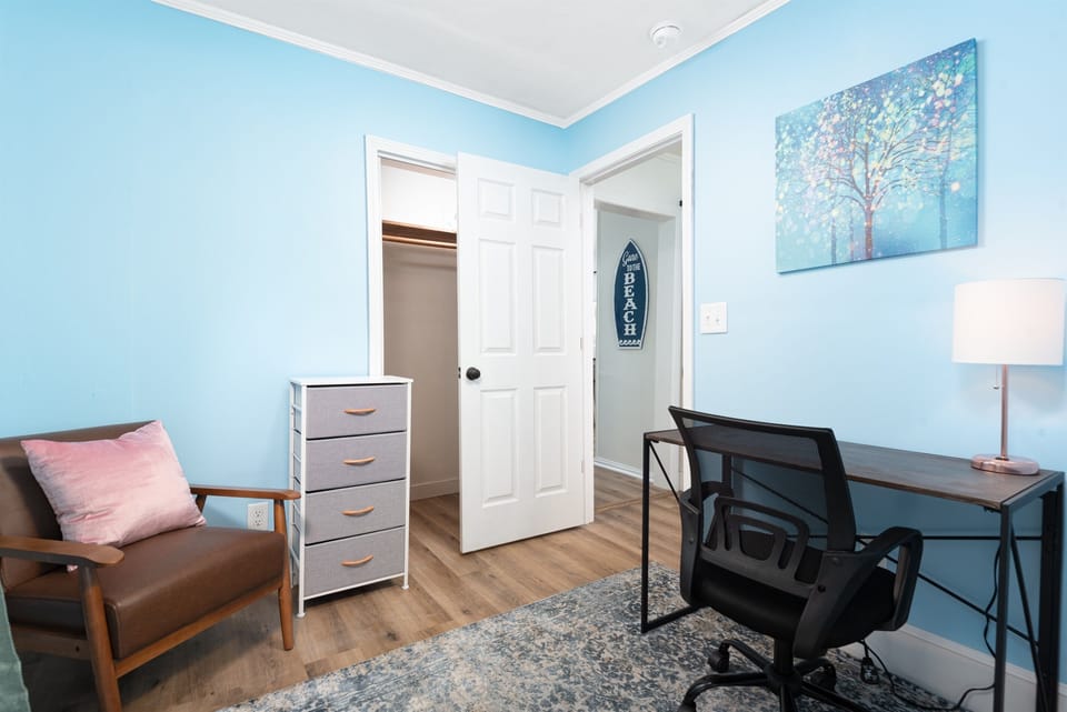 Sitting area/work space off