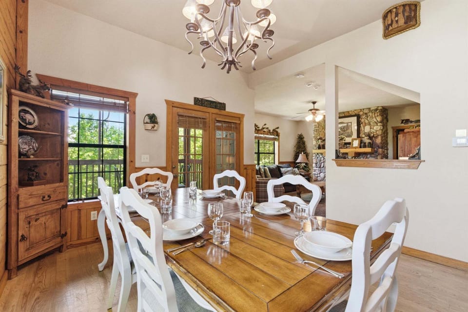 Cabin 269 Dining Area