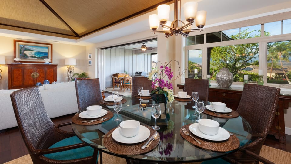 Indoor dining with seating for 7