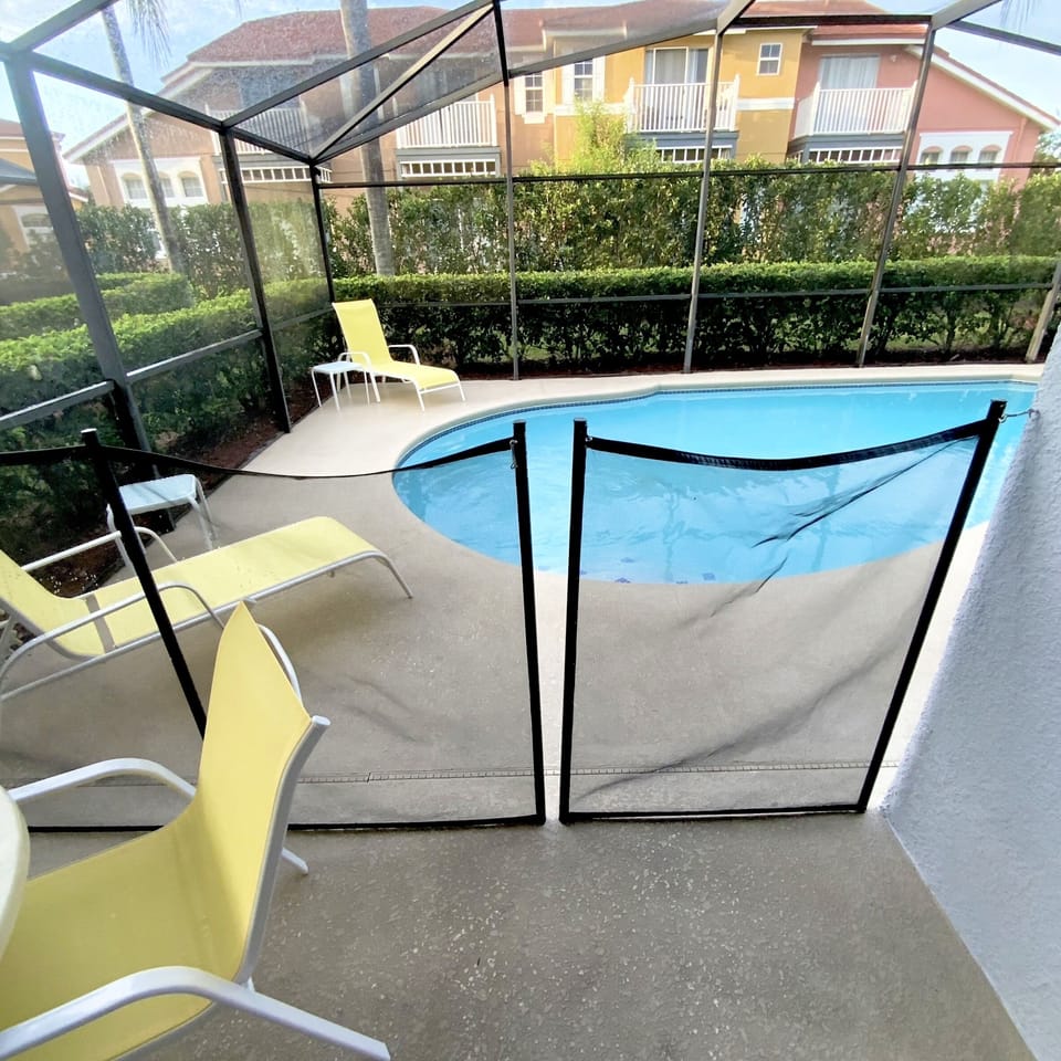 Locking mesh child safety gate