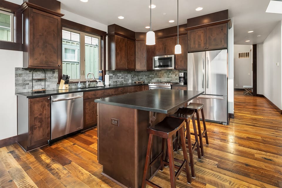 Sunrise Ridge in Suncadia. - Stainless appliances, gas cooktop, and seating for 3 at the kitchen island.