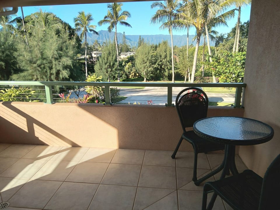 Upstairs bedroom lanai with mountain views