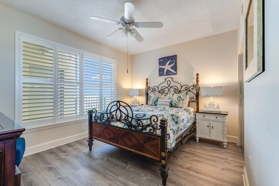 3rd bedroom-queen bed.