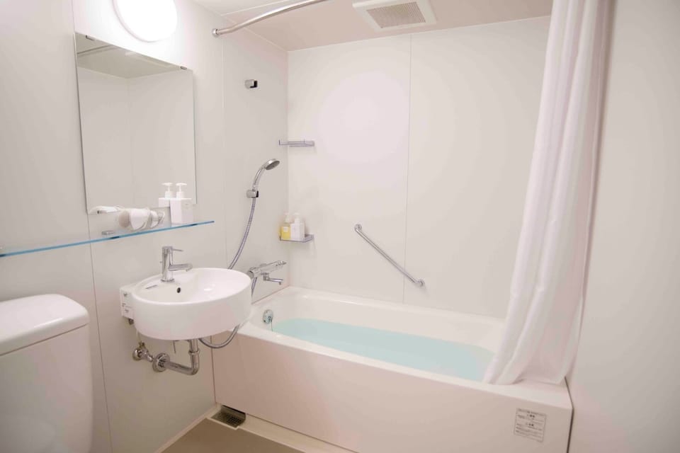 Room301 will be a unit bath. If you want to use the shower toilet, please use the underground toilet.
