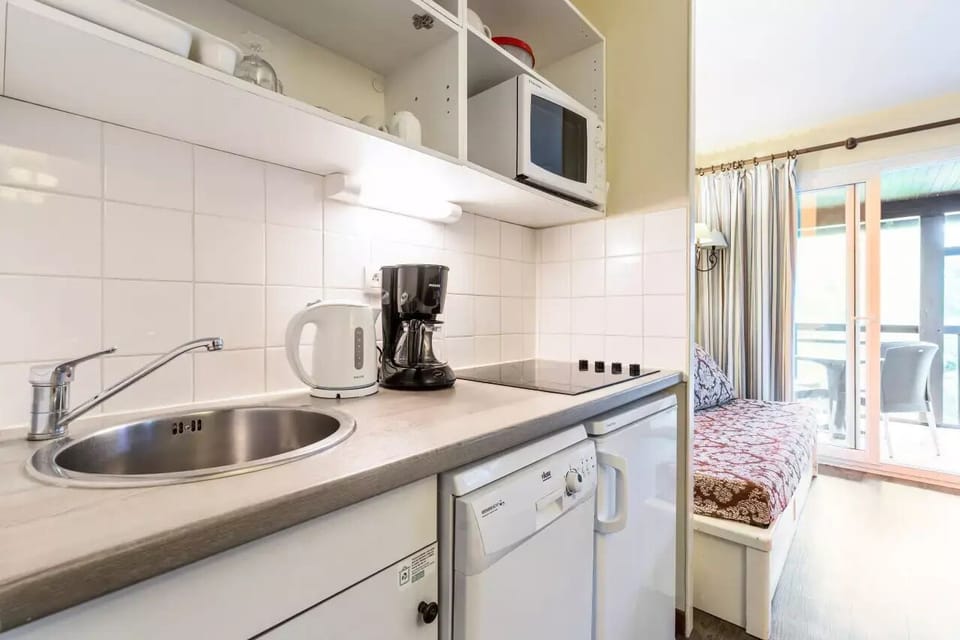 Coffee/tea maker, fridge, microwave, dishwasher