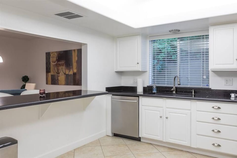 Large open kitchen w/ granite counters and stainless appliances