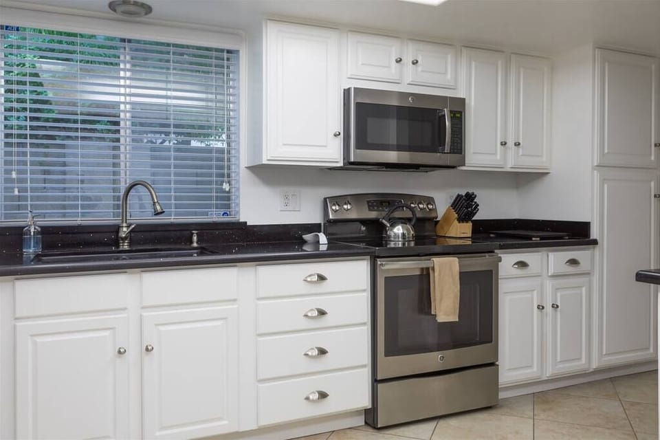 Large open kitchen w/ granite counters and stainless appliances