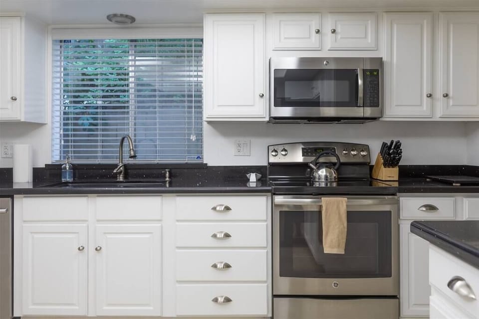Large open kitchen w/ granite counters and stainless appliances