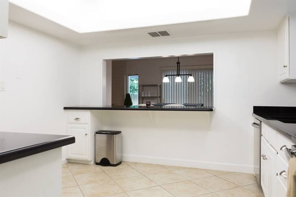 Large open kitchen w/ granite counters and stainless appliances
