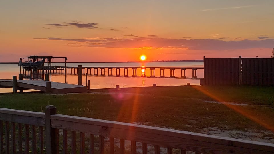 Bay Drive Sunsets - 5 minute walk from the house to the sound