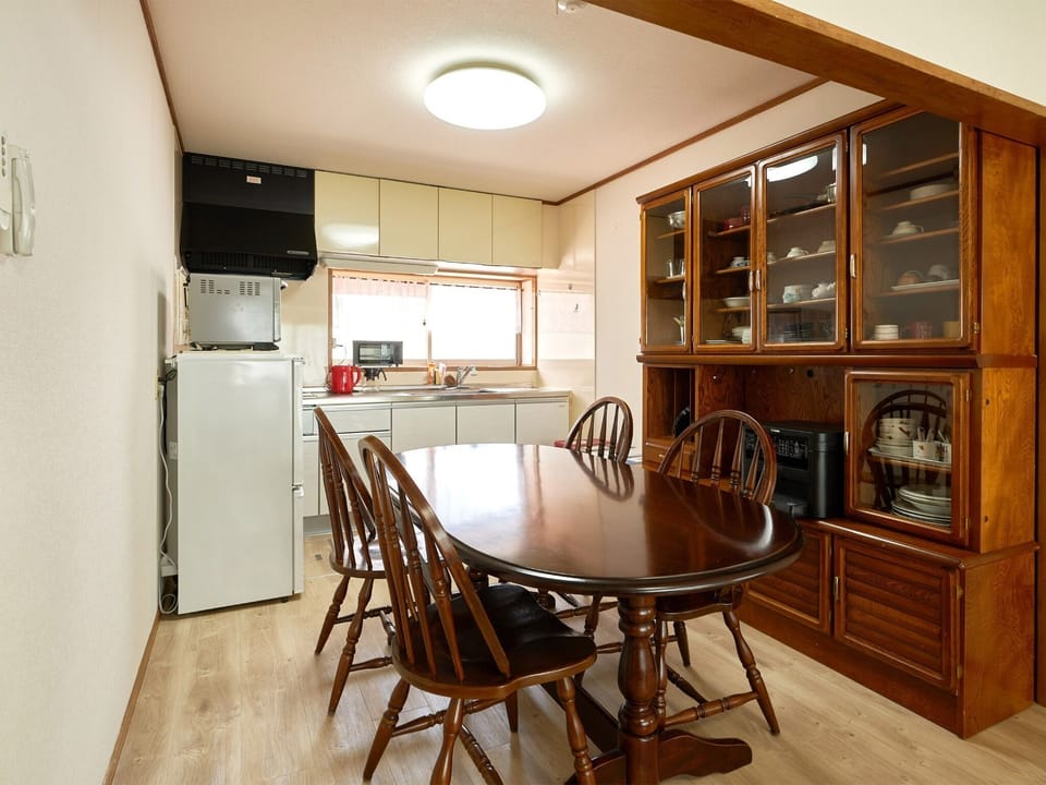 ・ [Dining room] The dining table seats 6 people, which makes families happy.